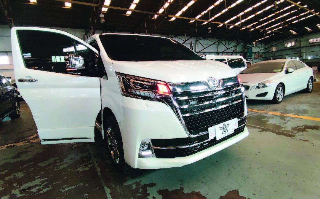 2022 Toyota Super Grandia Elite (White)